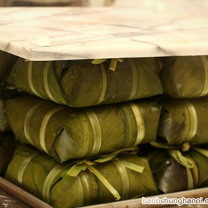 ép bánh chưng sau khi luộc