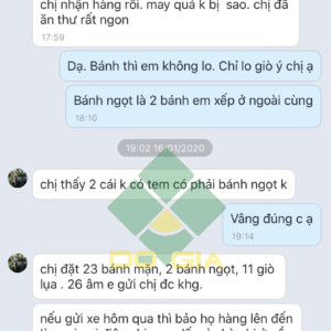 khách hàng đặt giò lụa ngon và bánh chưng