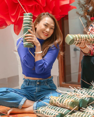 ca sỹ Mỹ Tâm gói bánh tét ngày tết
